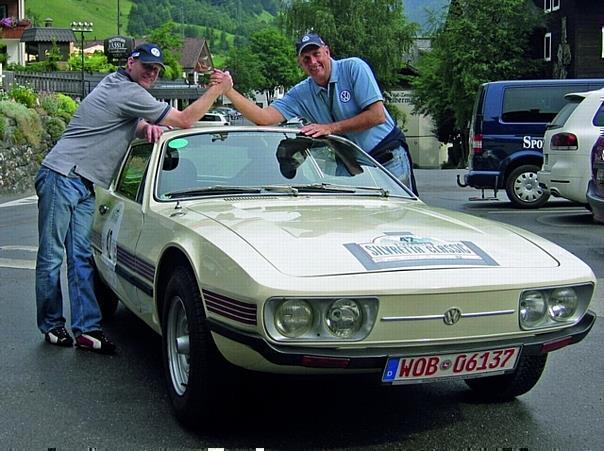 Hans Joachim Stuck (rechts) und Christian Schön mit ihrem VW SP2 von 1973. Foto: Auto-Reporter/Volkswagen